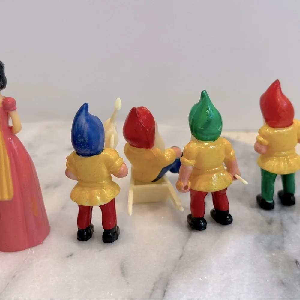 Snow White & 7 Dwarfs vintage snow